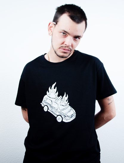 Brennendes Polizeiauto VW Passat