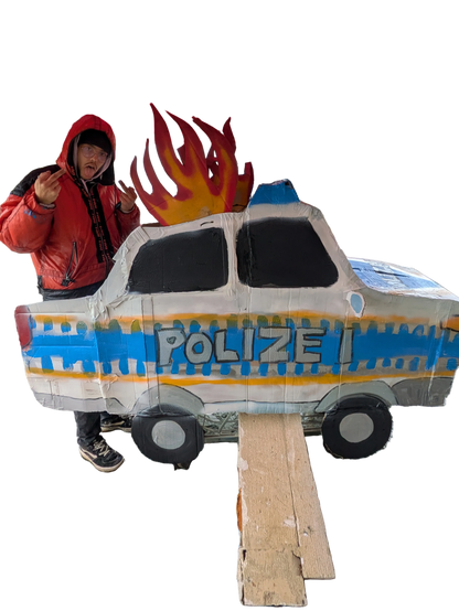 Brennendes Polizeiauto IRL - Barrikaden Bau Aktion/Workshop -