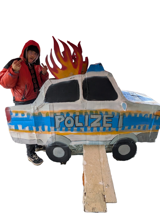 Brennendes Polizeiauto IRL - Barrikaden Bau Aktion/Workshop -