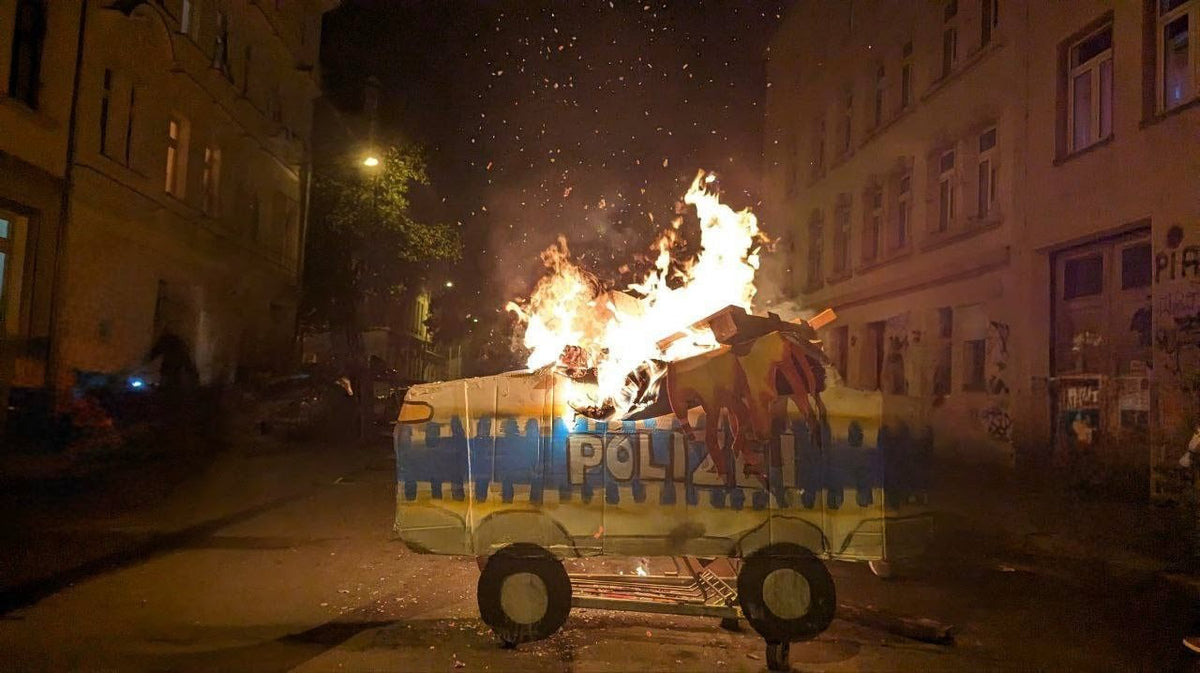 Brennendes Polizeiauto IRL - Barrikaden Bau Aktion/Workshop -